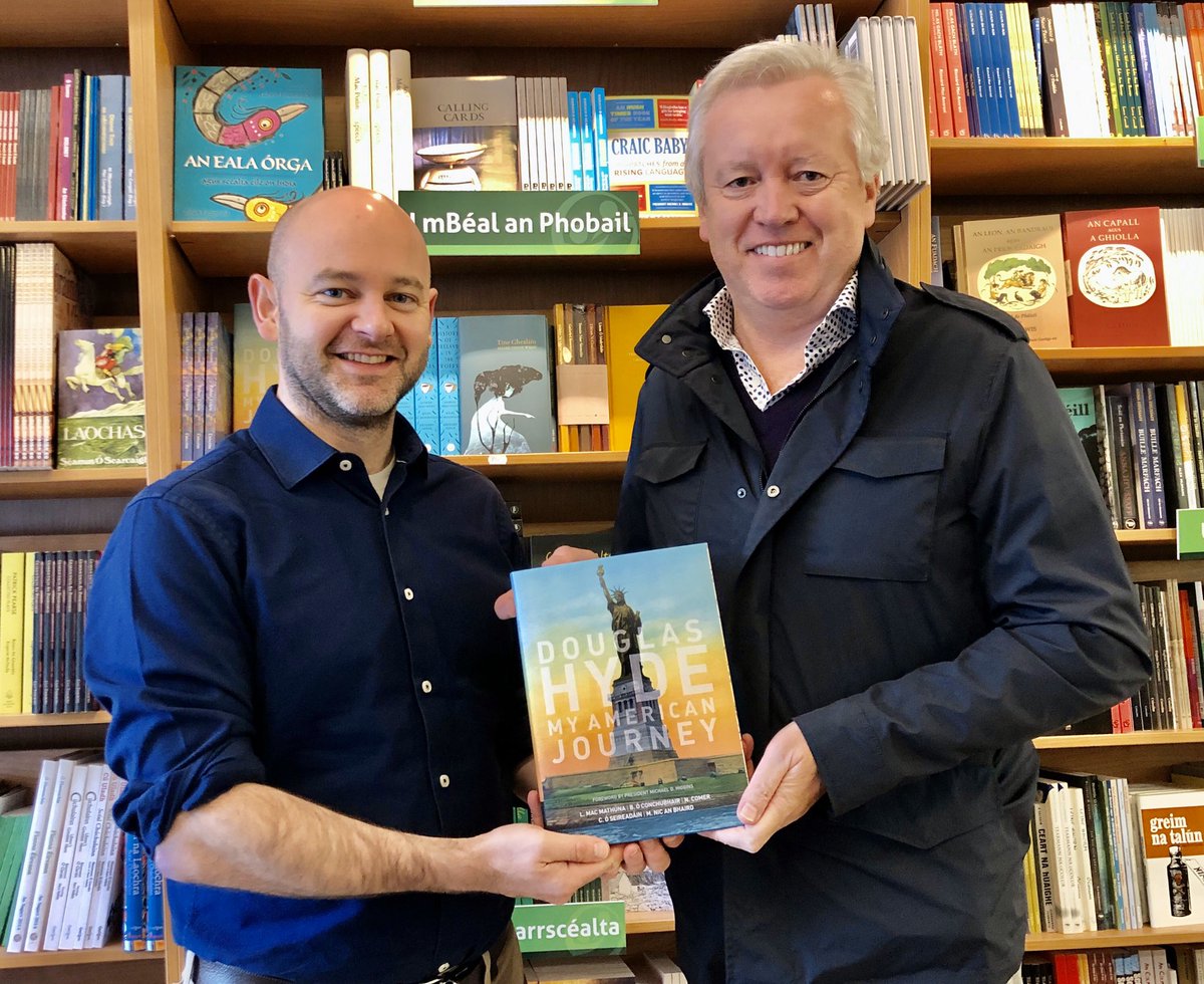 hydefound's tweet photo. Fáilte roimh 2019 Honoree John Saunders @Fleishman to @ansiopaleabhar to present him with @UCDPress My American Journey. Really looking forward to seeing him again at our dinner on November 21! Tickets: https://t.co/tNrVY7aJ9l Bígí linn! https://t.co/GTWC7IaHlS