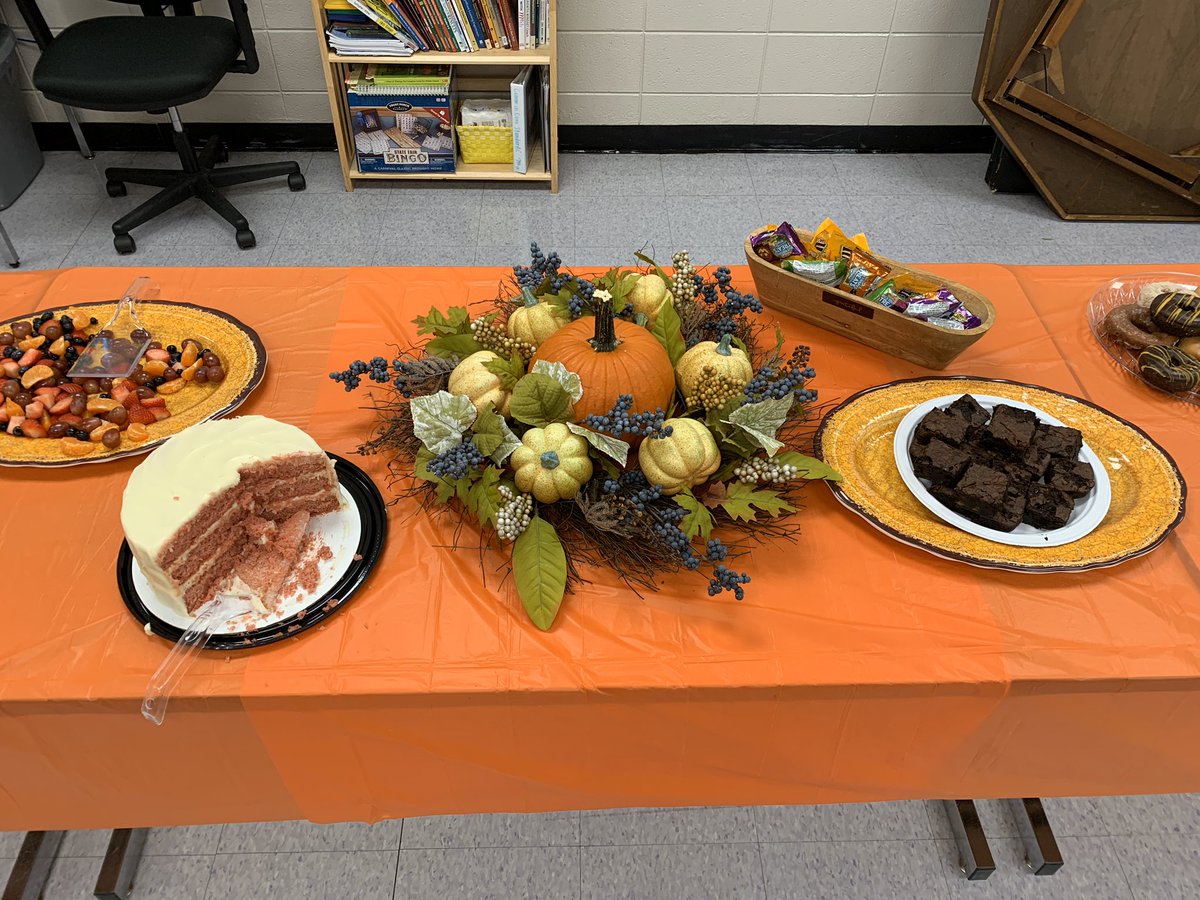 RCEMiddle's tweet photo. Thanks to our #RCEptso💜 for today’s #goodies🍬🍫🍭🍰🧁 #teamRCE🐾 #loveourteachers💜 #thankful https://t.co/6PUUNkvWhz