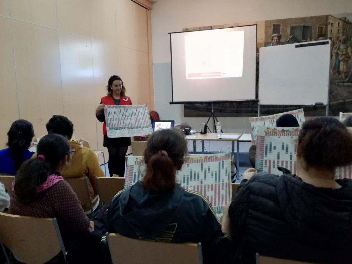 CruzRojaPalenc's tweet photo. Este mes, por el #DiaMundialDeLaAlimentaciónSaludable, aprovechamos para descubrir en la #EscuelaDeFamilias los beneficios de comer en familia y tener una alimentación sostenible 🍎🥦
#IRPFCyL #IFIR #Infancia #CruzRojaPalencia https://t.co/6YwA80faeZ