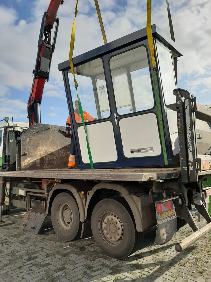 Wurkjouwer Lemmer heeft het kassahokje voor voetbalvereniging Balk opgeknapt. Weer mooi in de verf en klaar voor transport. Goed gescoord.