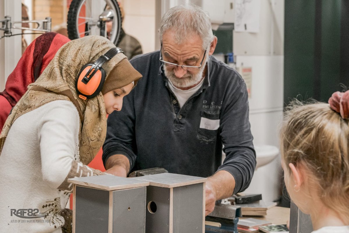Vandaag kwam Richard Hooghiemstra langs met de eerste foto's van Wurkjouwer groen. Vogelhuisjes maken bij de Wurkjouwer. Richard heeft als hobby fotografie. Geweldige foto's.