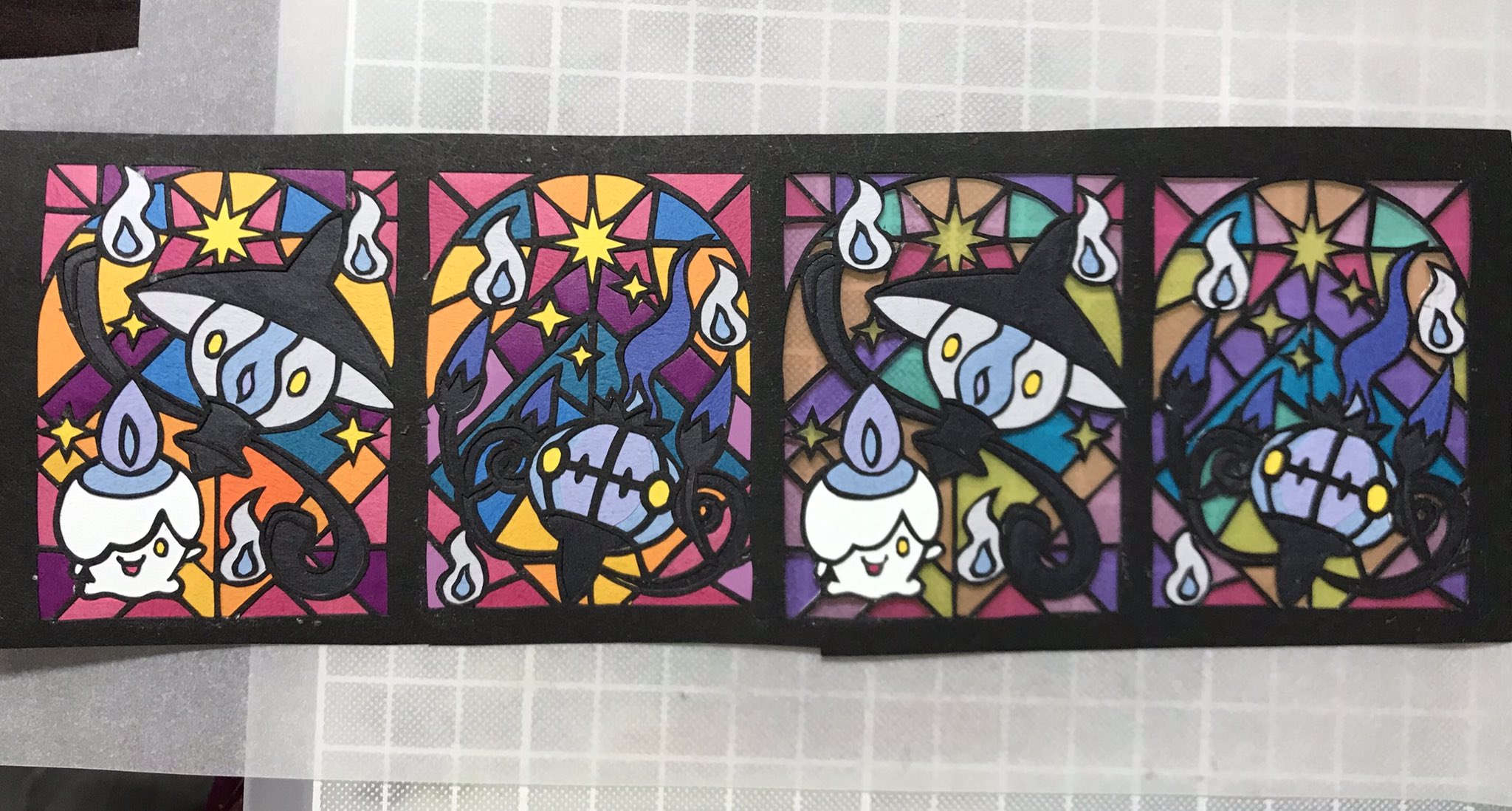 טוויטר めえ בטוויטר 切り絵でヒトモシ ランプラー シャンデラのハロウィン飾り作ってみました 片面の背景は折り紙 もう片面の背景 は透明な折り紙で色を付けました 透明な面を正面にしてライトで照らすとステンドグラスのように見えるかなぁ と思いながら作り