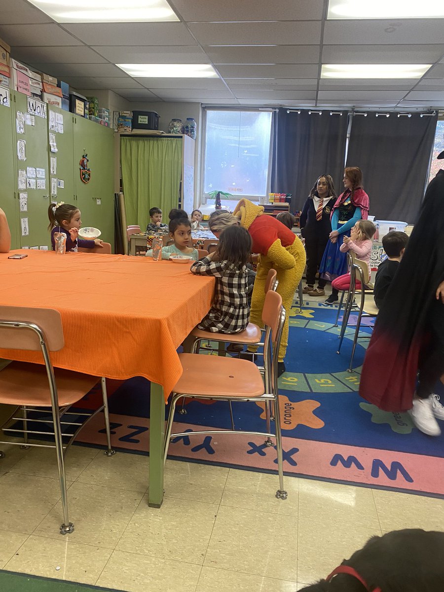 WHSCTEprograms's tweet image. Our EEC program working with the local 123 preschool students 🤚🏻