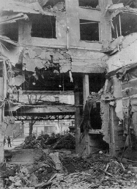 16/12/44: “Terwijl we wachten horen we zeggen dat de eerste op de Normaalschool der Minderbroedersrui gevallen is en de tweede midden in de cinema Rex op De Keyzerlei.” #drama #cinemarex #Vbom #75jaargeleden #WO2 #BevrijdingvanA #Oomes