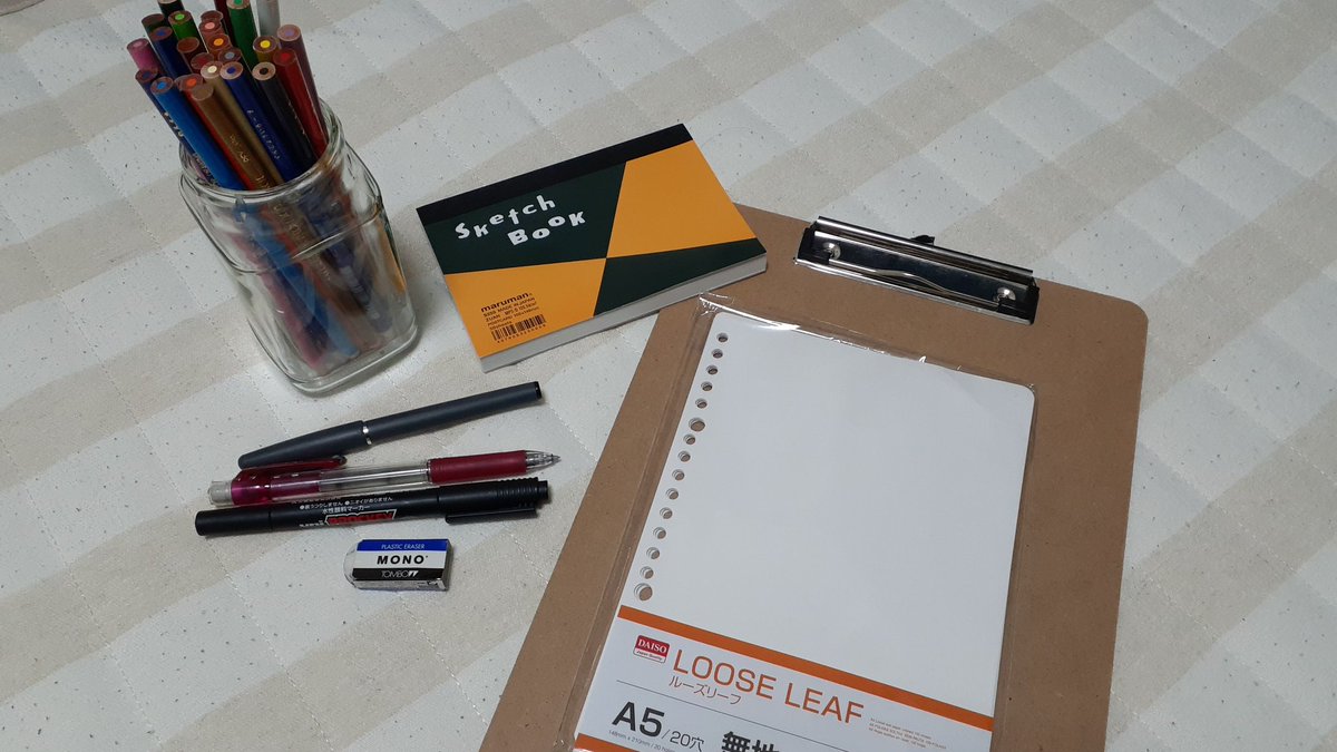 蚕ｱﾏﾑｼ ｷｸﾁﾖ ルーズリーフもダイソーのやつだし バインダーも100均だけど コルク地であることに こだわってるくらいです 高い画材買わなくても コピックとか水彩買わなくても 絵を描くことって 楽しめるんだぜ