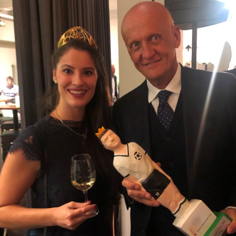 deutscheweine's tweet photo. Der #Fußball-Kulturpreis in #Nürnberg zeichnete erstmals keinen Fußballer, sondern einen #Schiedsrichter aus! https://t.co/gay3XbSjbx #Fussball und #Wein #Kultur gehören zusammen, weiß @weinelf #PierluigiCollina @DFB @DFB_Team @deutscheweine in #VIPlounges #DeutscheWeinkönigin https://t.co/iYht9j3KuM