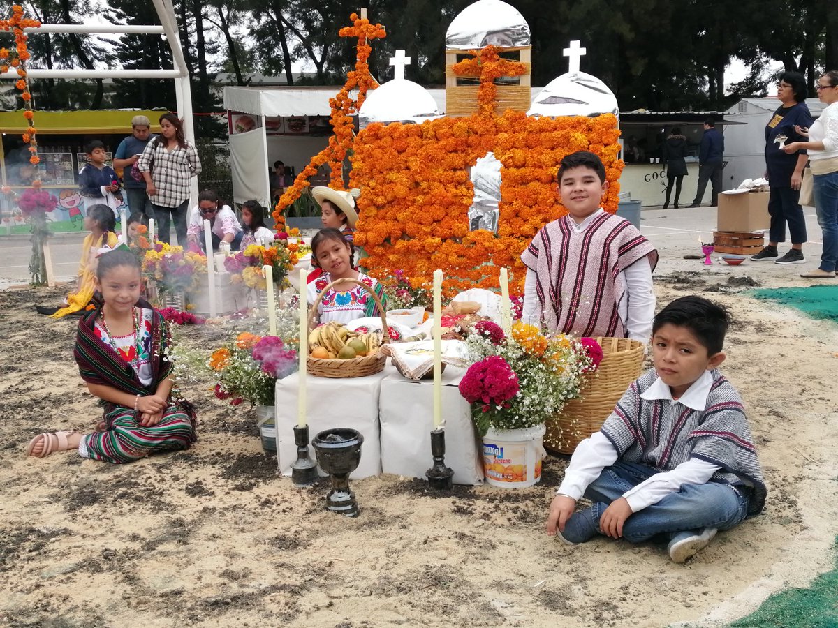 RoxyZavala_'s tweet photo. Muchas felicidades a los maestros, alumnos y papás de la primaria del #BINE por realizar este hermoso festival del #DíaDeMuertos #Puebla @SomosBINE https://t.co/W49JwKYmum
