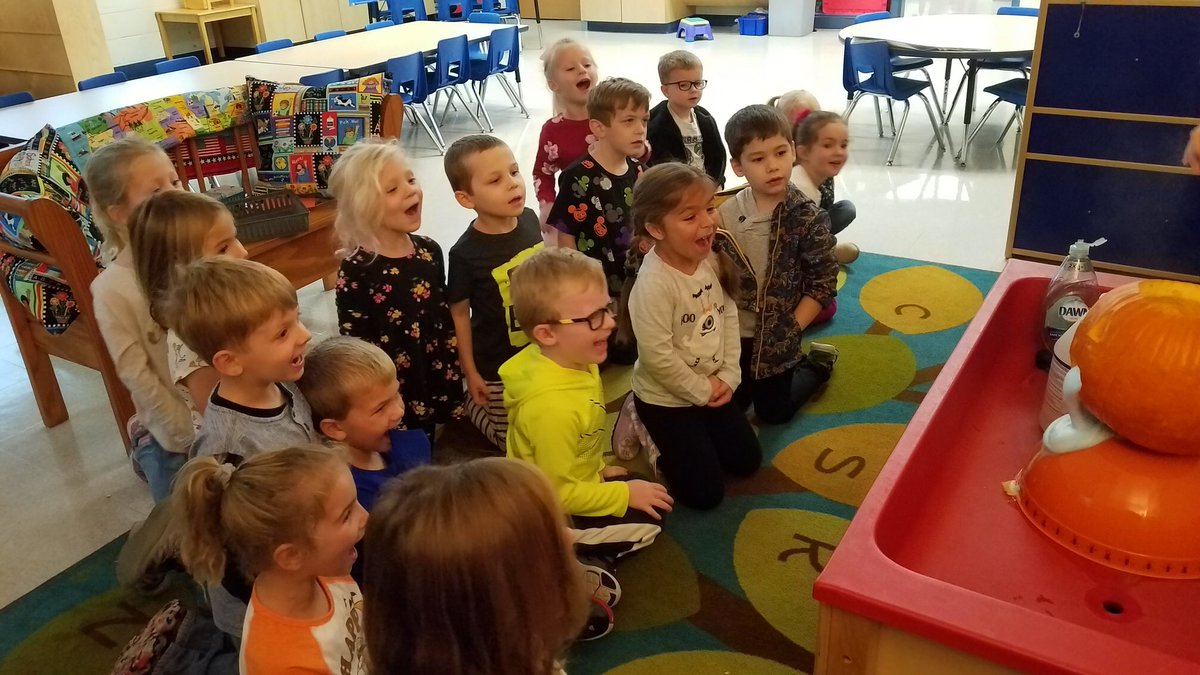 DunlapsKnights's tweet photo. Pumpkin volcano science experiment ! https://t.co/gseNvuotYb