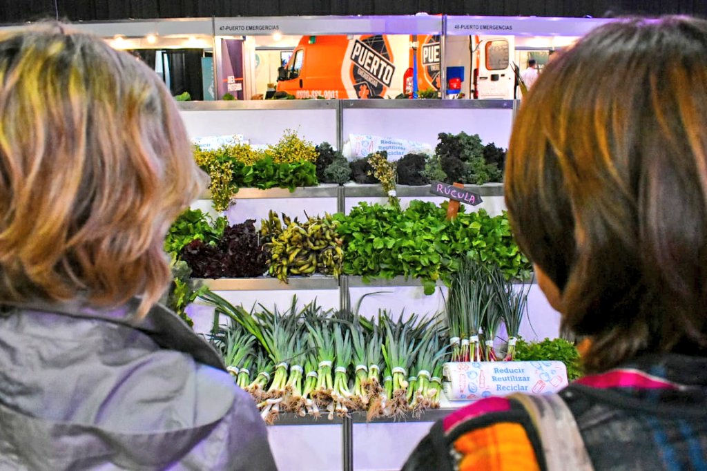 AliciaCiciliani's tweet photo. Participamos de la inauguración de #ExpoSaludable 🌿, encuentro de instituciones, emprendimientos y ONGs que trabajan para mejorar nuestra calidad de vida. Organiza @lacapital y #VidaSana con el apoyo de @ProduccionSF y @MuniRosario. Hoy y mañana en #SalónMetropolitano. https://t.co/lNDyaFete3