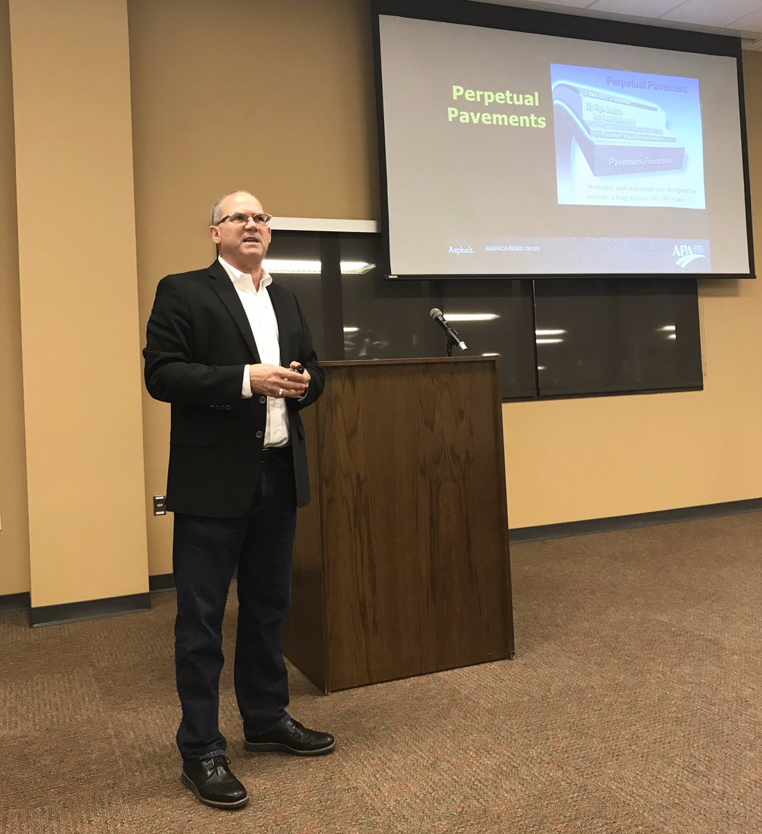 DeltaCompanies's tweet photo. Dan Staebell with the Asphalt Pavement Alliance presents the concept and performance of “Perpetual Pavement” during today’s Arkansas Asphalt Pavement Association’s Lunch &amp; Learn in Jonesboro, Arkansas.

@AAPA_AR @NAPATweets @asphaltroads #AsphaltPerforms #AsphaltPaving #asphalt https://t.co/394wVkoTlc
