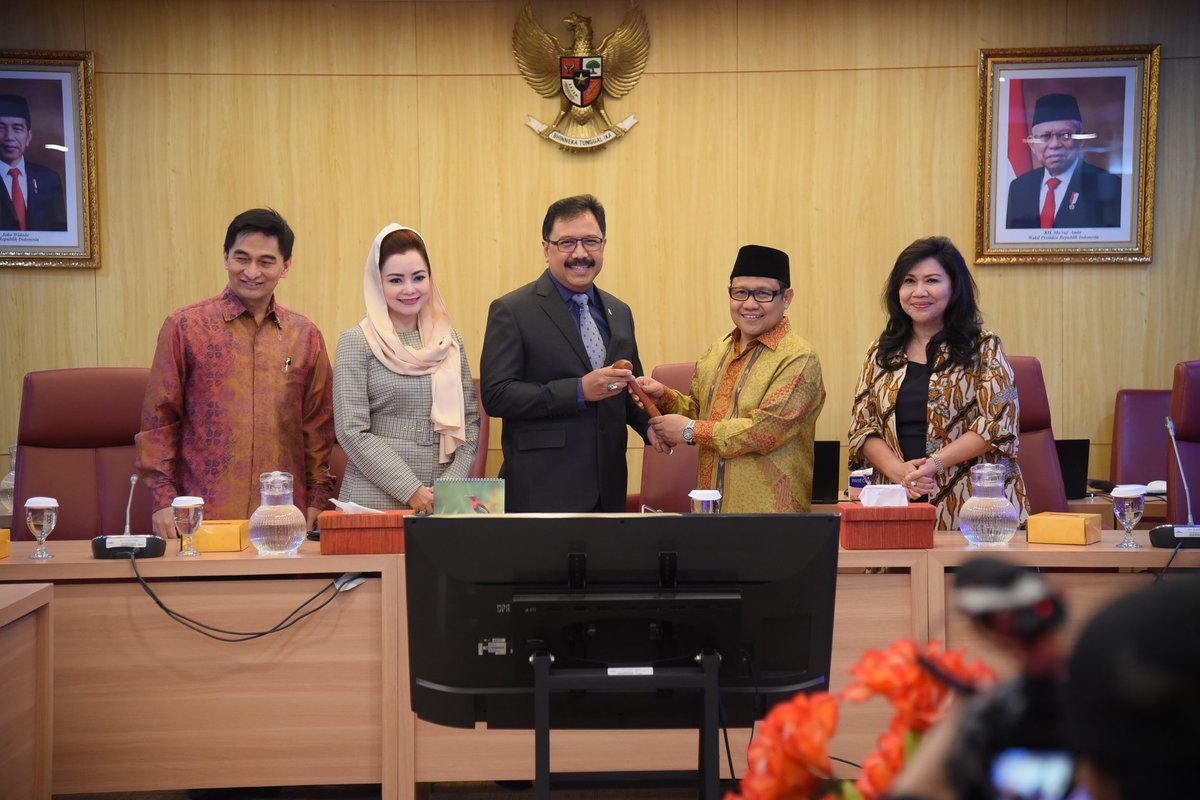 DPR_RI's tweet photo. Pimpinan Badan Urusan Rumah Tangga (BURT) DPR RI
Ketua : Agung Budi Santoso (Fraksi Partai Demokrat)
Wakil Ketua : Evita Nursanti (Fraksi PDIP), Novita Wijayanti (Fraksi Partai Gerindra), Achmad Dimyati Natakusumah (Fraksi PKS), A. Bakrie (Fraksi PAN). #BURTDPR #PimpinanDPR https://t.co/Ix4earikfH