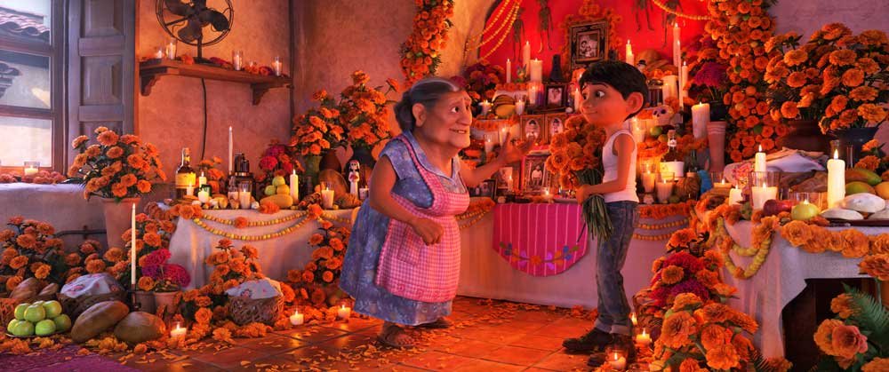 SelloTurismoFam's tweet photo. ¿Preparando planes para #TodosLosSantos? Aquí os dejamos uno, sacado de la #revistafn de @FamNumerosas: "Coco", la peli de Disney Pixar que nos recuerda cómo el amor de la #familia, a los presentes y a los ausentes, es lo que da sentido a nuestra vida ❤️➡️ https://t.co/7tbXvRK2kU https://t.co/WhGTDd43W0