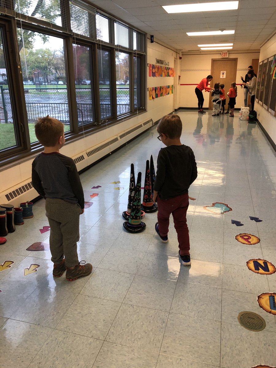 Ms_KBowers's tweet photo. Having a great time at our kindergarten Fall Party! #centralfoxes @ExploreCentral https://t.co/PQlBoh6sSU