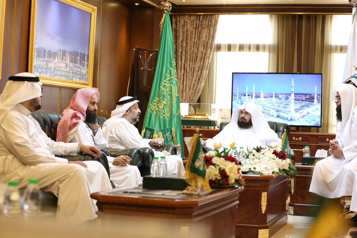 almadinahrsc's tweet photo. وقّع معالي الشيخ د.عبد��لرحمن السديس
الرئيس العام لشؤون المسجد الحرام والمسجد النبوي، وسعادة مدير عام مركز بحوث ودراسات المدينة المنورة أ.محمد النعمان، اليوم، مذكرة تعاون لإخراج موسوعة كاملة عن المسجد النبوي وإعماره؛ وذلك حفظاً لتاريخه ومكانته في قلوب المسلمين عبر التاريخ. https://t.co/51YiHFNFv8