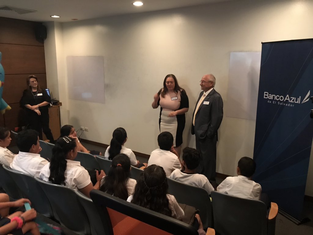 evolveforbusin1's tweet photo. Este día en @Banco_Azul celebramos el #MesDelAhorro recibiendo a la Escuela Nicolás J. Bran. Nuestro presidente, Don Carlos E. Araujo E., ejecutivos del banco y Doña Patricia de Patiño, de @SSF_ElSalvador dieron las palabras de bienvenida. #SomosSalvadoreñosConEspírituAzul. https://t.co/0p2y0Plv9n