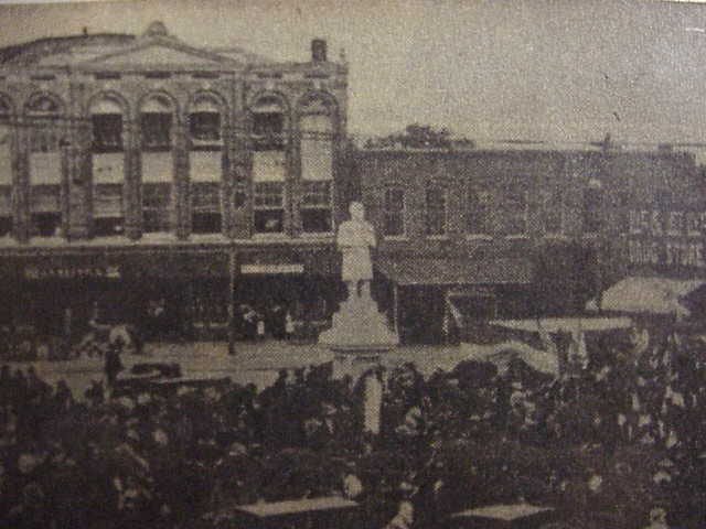 NGEncyclopedia's tweet photo. In 1898, a granite statue commemorating the Confederate dead was dedicated in Elberton. Residents so disliked the statue that, in 1900, they dismantled it in the dark of night and buried it face down in a hole where it fell. Read more about "Dutchy": https://t.co/gCncxtWxLU https://t.co/6iDPVifszL