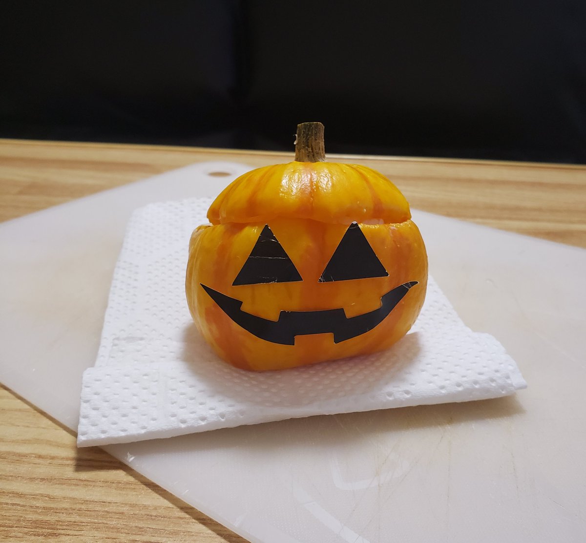 明利英司 小説家 寿司屋 ハロウィンの時期に見かける小さなカボチャは プッチーニ という名前 とても甘くて美味しい 500wで４分ほどレンジにかけて上部をカットし 種をくりぬいてからホワイトソースを詰め チーズをのせてオーブンで焼けばカボチャ