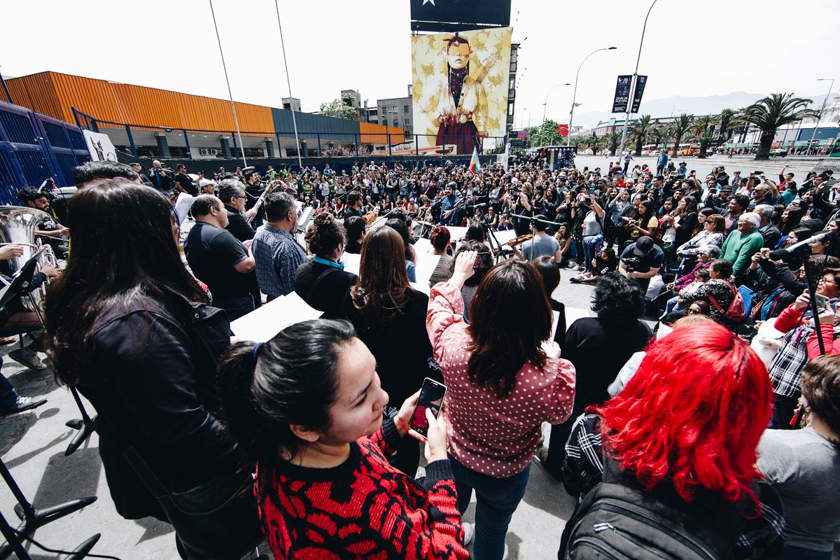 extensionusach's tweet photo. Ayer junto a la Orquesta y el Coro Usach más músicos chilenos invitados y colectivos artísticos de la comunidad @usach, inauguramos #PrimaveraInsurrecta, mural realizado por el artista #IntiCastro para la universidad y #EstaciónCentral. Link a la noticia https://t.co/16KVHSBzVY https://t.co/ALkFAaIeQ7