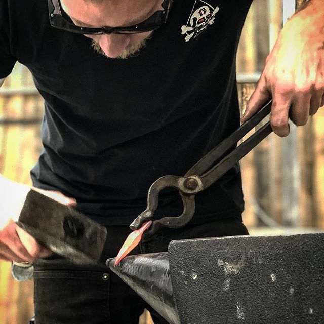 skullandspade's tweet photo. Working on another small batch of pendants. Practicing on fewer heats and cleaner lines. Available at https://t.co/bjSOAvN3Pj
Photo by @ijessup .
.
#blacksmith #blacksmithing #forgedjewelry #accessories #theraven #thecrow #hotsteel #handmade #anvil #forgefinish #hammertime #m… https://t.co/wj03PtqnLX