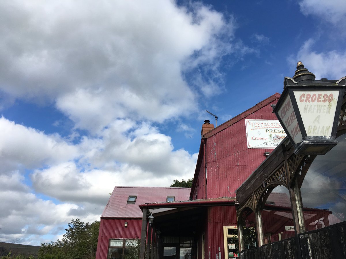 Sinc coch ac awyr las