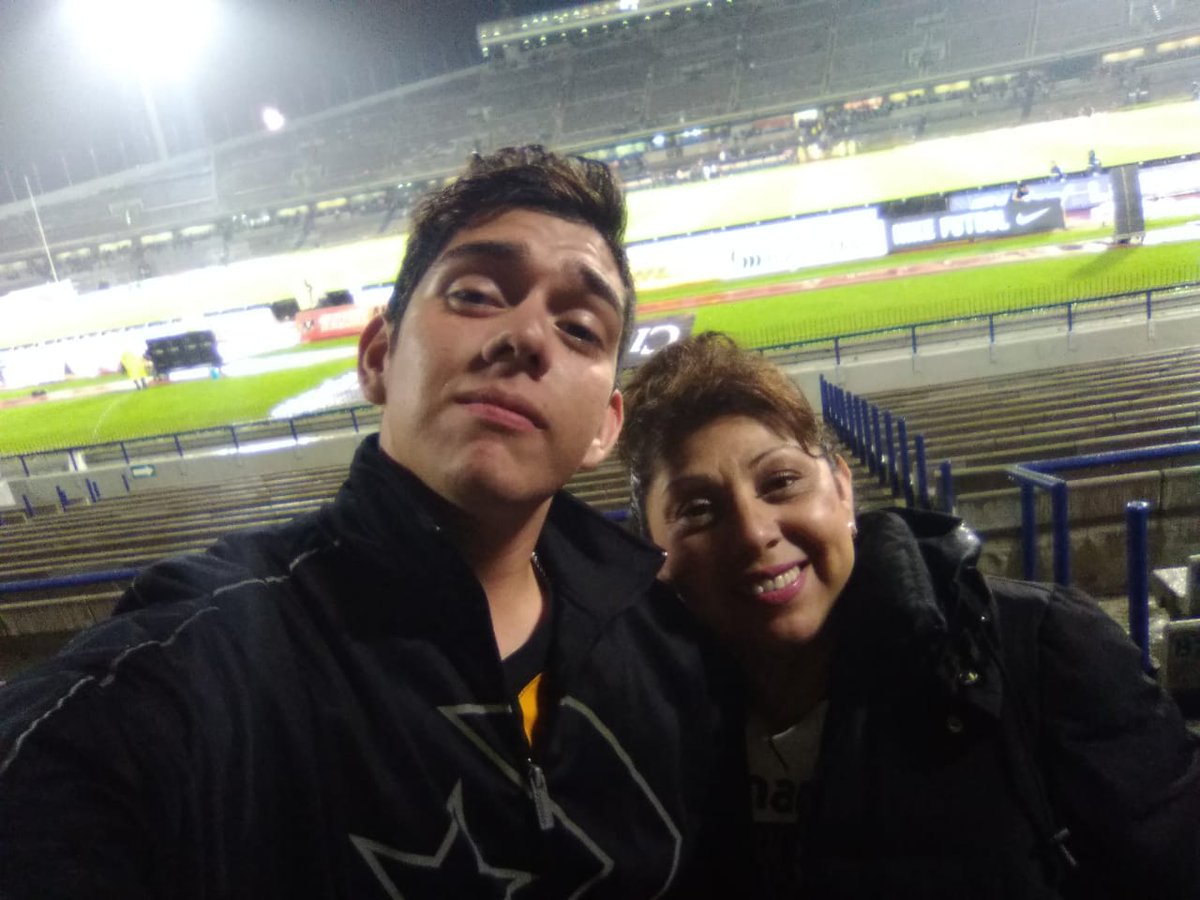 La noche de anoche apoyando a <a href="/PumasMX/">PUMAS</a> 
Gracias <a href="/PrismaRU/">PrismaRU</a>