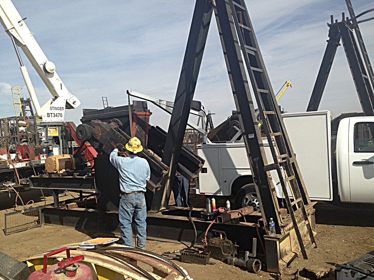 A typical day on the job for #oil crews involves a range of tasks that require heavy lifting. #SpitzLift  provides a safe and easy way for crews to accomplish these tasks.

#oilandgas #SafetyFirst #EHS #worktruck