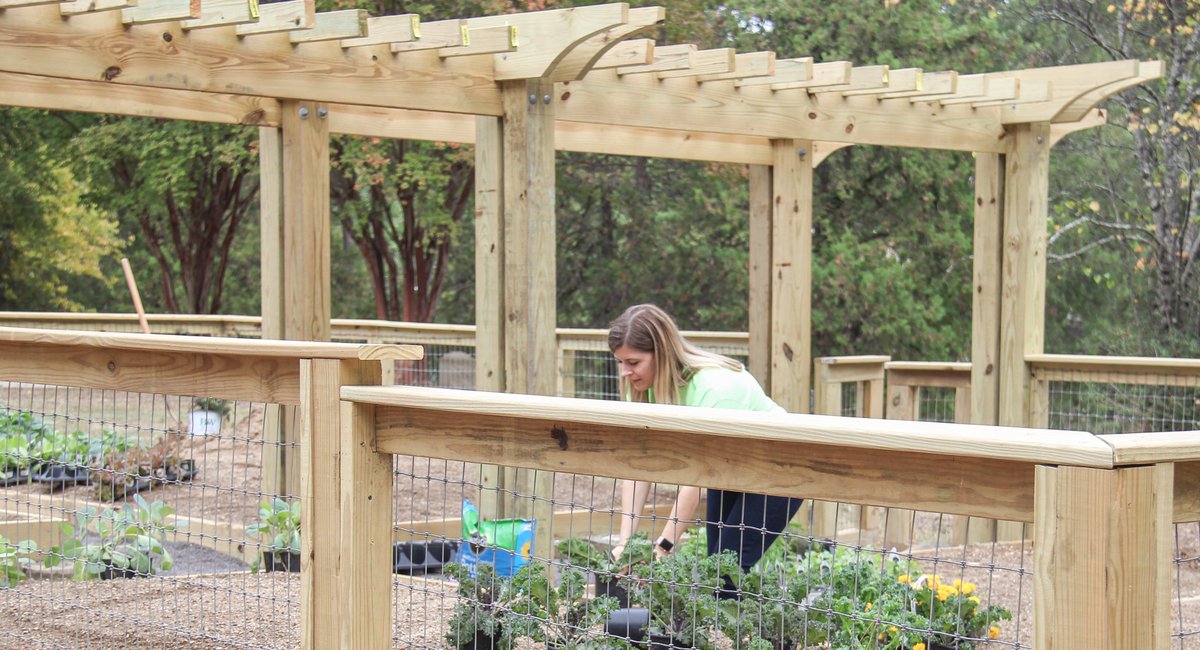 BrasfieldGorrie's tweet photo. Our Birmingham team members celebrated the finale of our annual @UNITEDWAYAL campaign with a fall festival! For our campaign, our team worked on a new outdoor space for @GirlsIncCentAL that includes new and refurbished picnic tables, garden beds and fencing, and landscaping. https://t.co/jHHgOXvp93