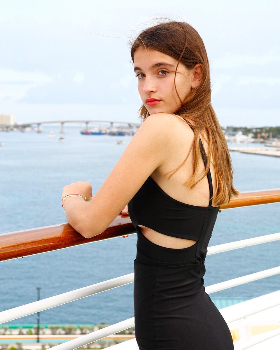 Funtime15's tweet image. ¡Ya están listos los Funbooks de #Julio2019! 😱✨

El viaje de las chicas ya pasó, ¡pero con el Funbook les quedan los mejores recuerdos! Fotos increíbles, en lugar increíbles, para recordar momentos increíbles💛🤧

¡Preparate para recibirlo en el Reencuentro #FunTimeFest!