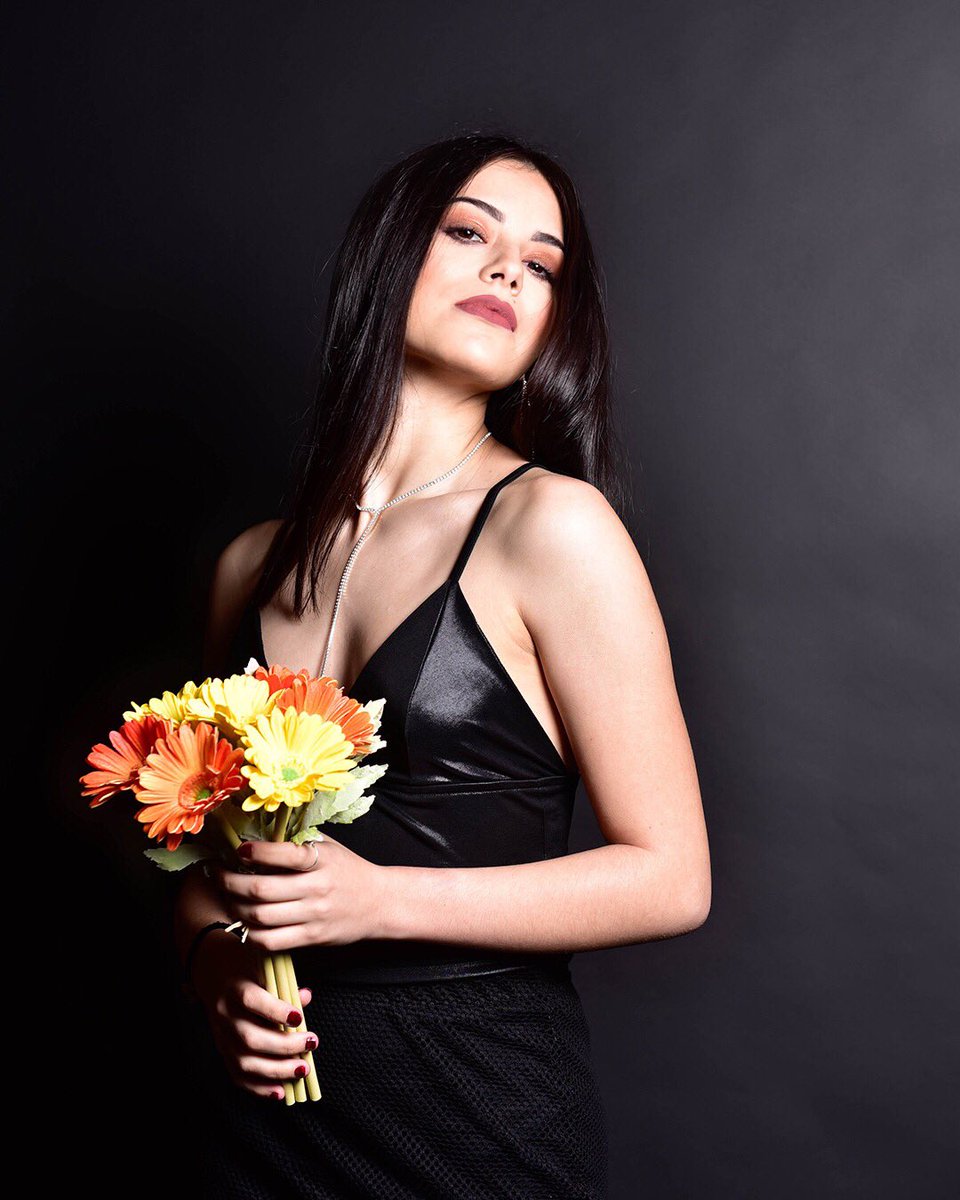 Funtime15's tweet image. ¡Ya están listos los Funbooks de #Julio2019! 😱✨

El viaje de las chicas ya pasó, ¡pero con el Funbook les quedan los mejores recuerdos! Fotos increíbles, en lugar increíbles, para recordar momentos increíbles💛🤧

¡Preparate para recibirlo en el Reencuentro #FunTimeFest!