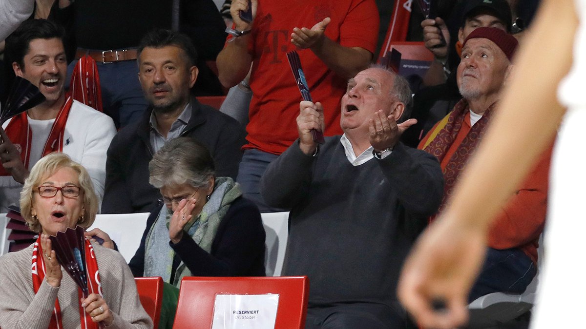 FCBBasketball's tweet photo. President on 🔥
#MiaSanFamily #FCBB #MünchenIstUnserCourt #Hoeneß #EuroLeague #BAYRBM @FCBayern // (c)Rauchensteiner https://t.co/F2P1xmi4lr