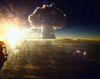 thehistoryguy's tweet image. This morning in 1961 the Soviets tested Tsar Bomba. The largest nuclear weapon ever detonated: roughly 3000 times the power of Hiroshima. 

Here’s the 40 mile high mushroom cloud from 100 miles away. 

Maniacs.