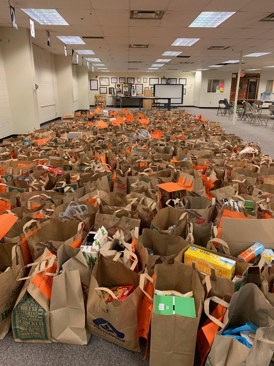 Our amazing Student Senators had a successful night Trick-or-Treating for cans last night.  Collected food has been donated to Joy Junction. Great job, Matadors! #SHSGoodToGreat <a href="/SHSdanza/">Larry D'Anza</a> <a href="/comment_fairy/">SHS Comment Fairy✨</a> @APSLZ4 @chris_zone4