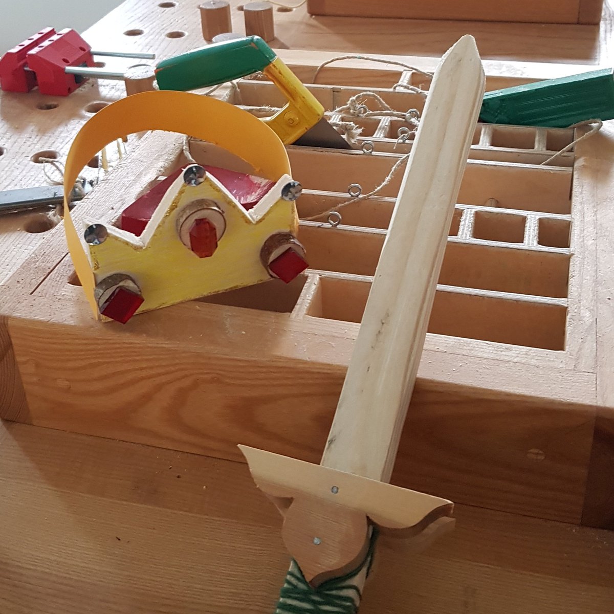 Sabato 2 e domenica 3 per #Castelloinfiera il MAV propone laboratori su "Spade e Corone" 👸🤴🤺⚔ alle ore 10, 11, 12, 14, 15, 16. Prenotazioni in loco il giorno stesso dell'attività. Le attività sono comprese nel biglietto di ingresso al museo.
#MAV #Fenis #lartisanà