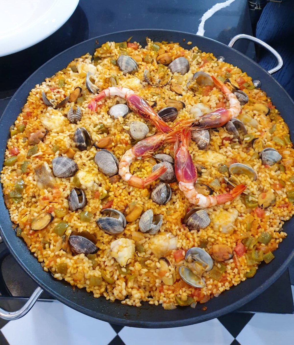 Hands up if you just drooled a little! 🙋🏻‍♀️🙌🙋‍♂️ #madewithmimo #seafoodfiesta 

Another mouthwatering specimen from our Spanish Cooking Class in Mimo Sevilla. 🥘🤤