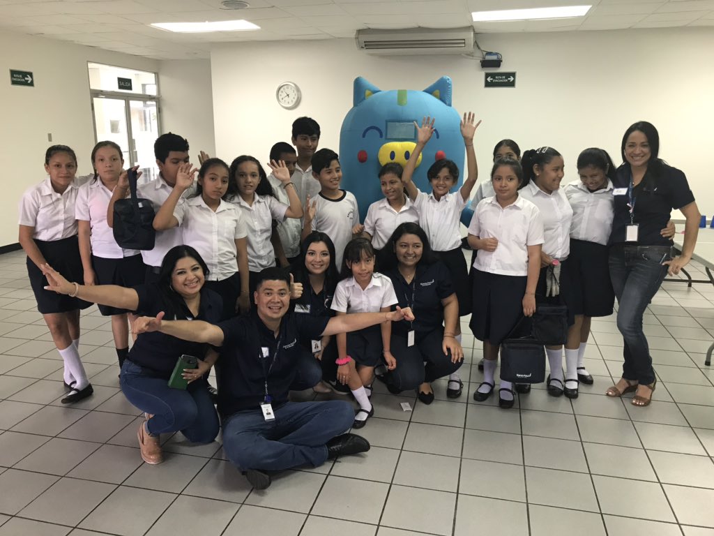 evolveforbusin1's tweet photo. Estudiantes de C.E. Nicolás J. Bran, junto con #Pinino, la mascota de la #CuentaDeAhorro Infantil de @Banco_Azul, en el momento que reciben vales para ir al cine luego del #RallyAzul. https://t.co/VSvL1Uk7An
