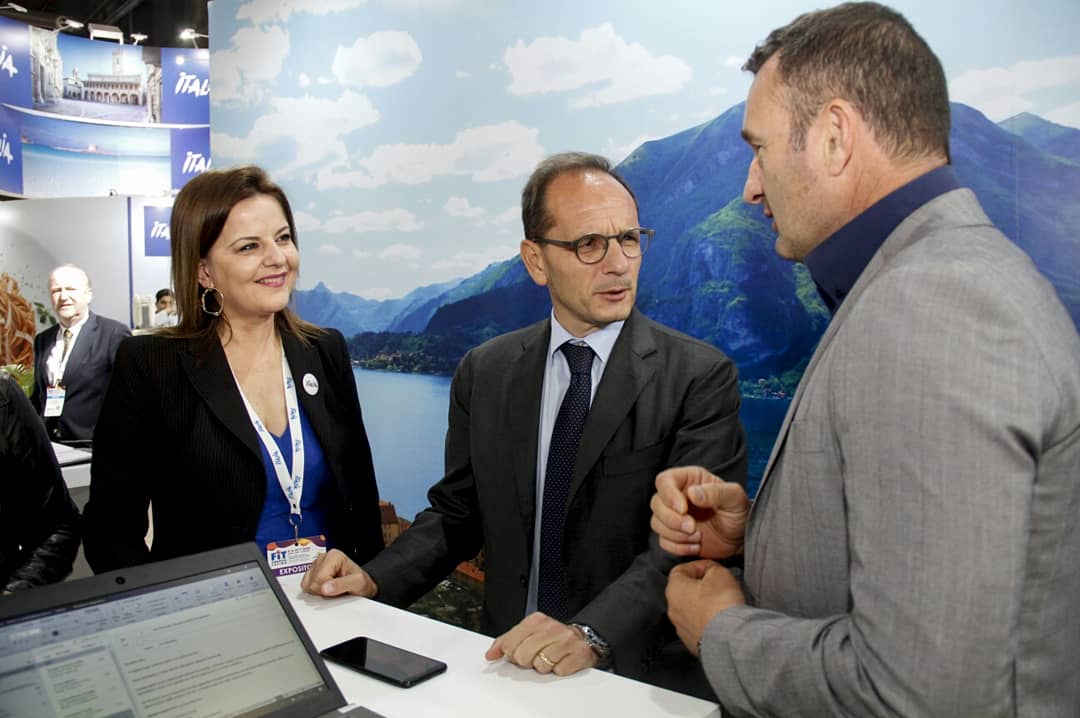 Italia_Arg's tweet photo. #MomentosFIT - En el #StandItalia en @feriadeturismo estuvieron presentes #StefanoColombo y @DanieleVarisco de @FieraMilanoSpa, entre los operadores turísticos italianos presenten en el Stand.
#Itali2021
@Italia
@VeroLaMorello @MERITALY @gianbastianelli @PalmucciGiorgio https://t.co/Br2jAvXXmo