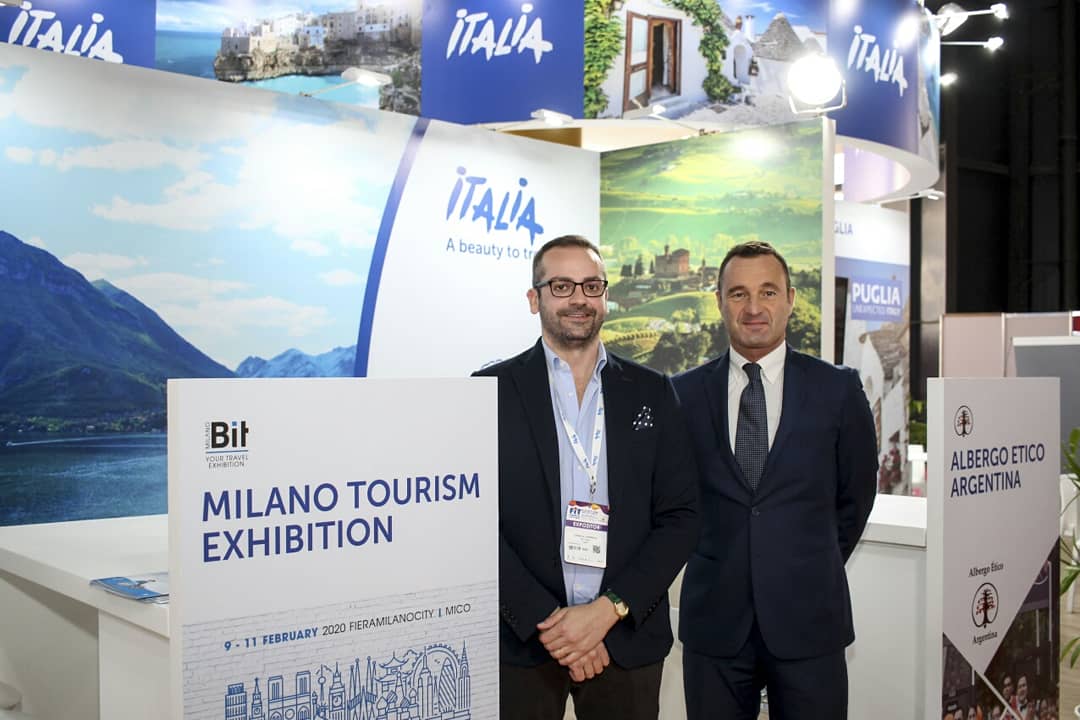 Italia_Arg's tweet photo. #MomentosFIT - En el #StandItalia en @feriadeturismo estuvieron presentes #StefanoColombo y @DanieleVarisco de @FieraMilanoSpa, entre los operadores turísticos italianos presenten en el Stand.
#Itali2021
@Italia
@VeroLaMorello @MERITALY @gianbastianelli @PalmucciGiorgio https://t.co/Br2jAvXXmo