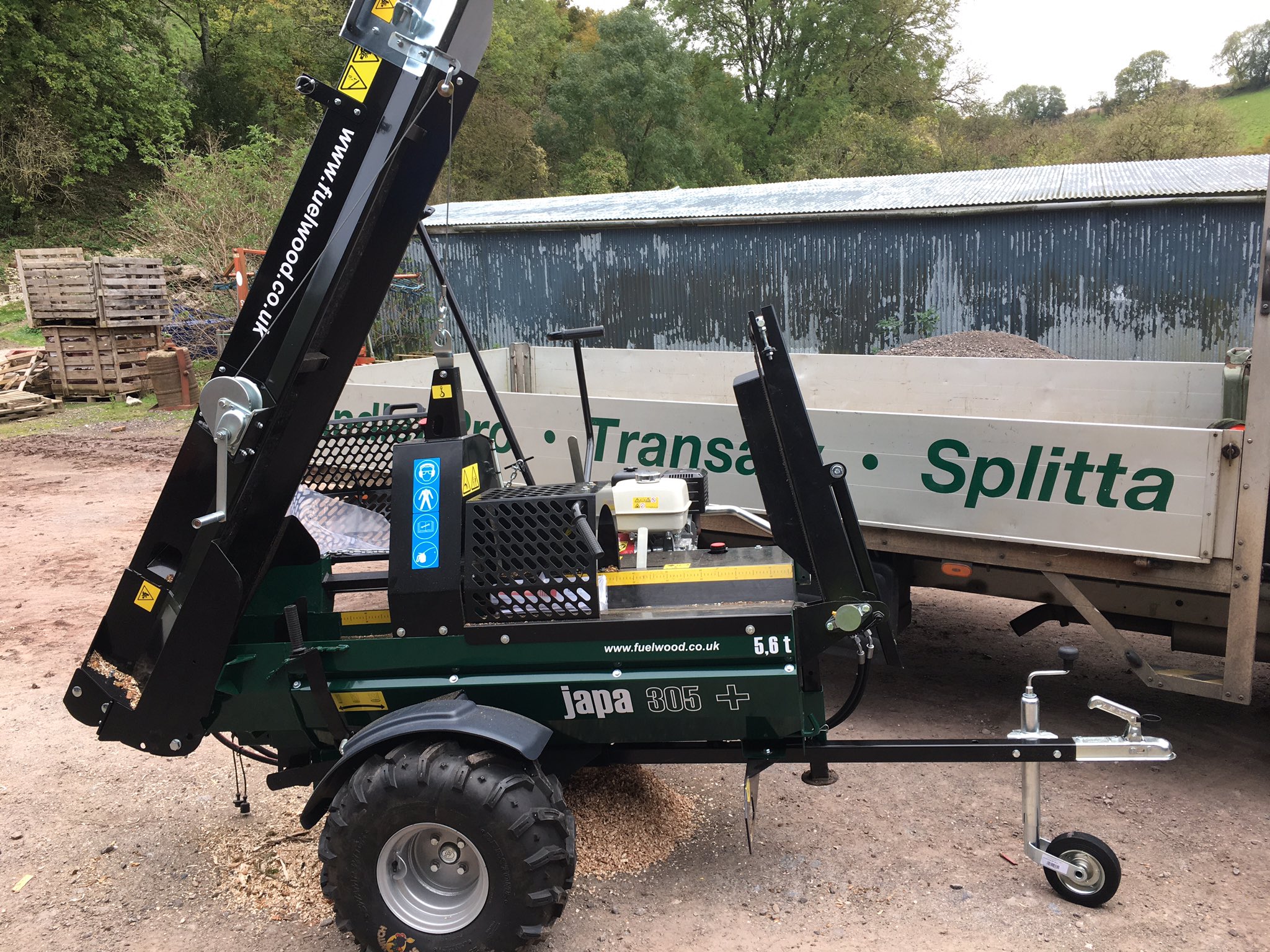 Fuelwood log splitter outlet