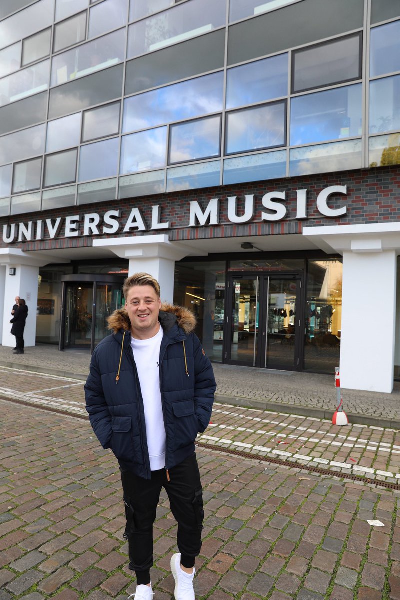 Pleased to finally announce I officially signed to UNIVERSAL <a href="/UMG/">Universal Music Group</a>