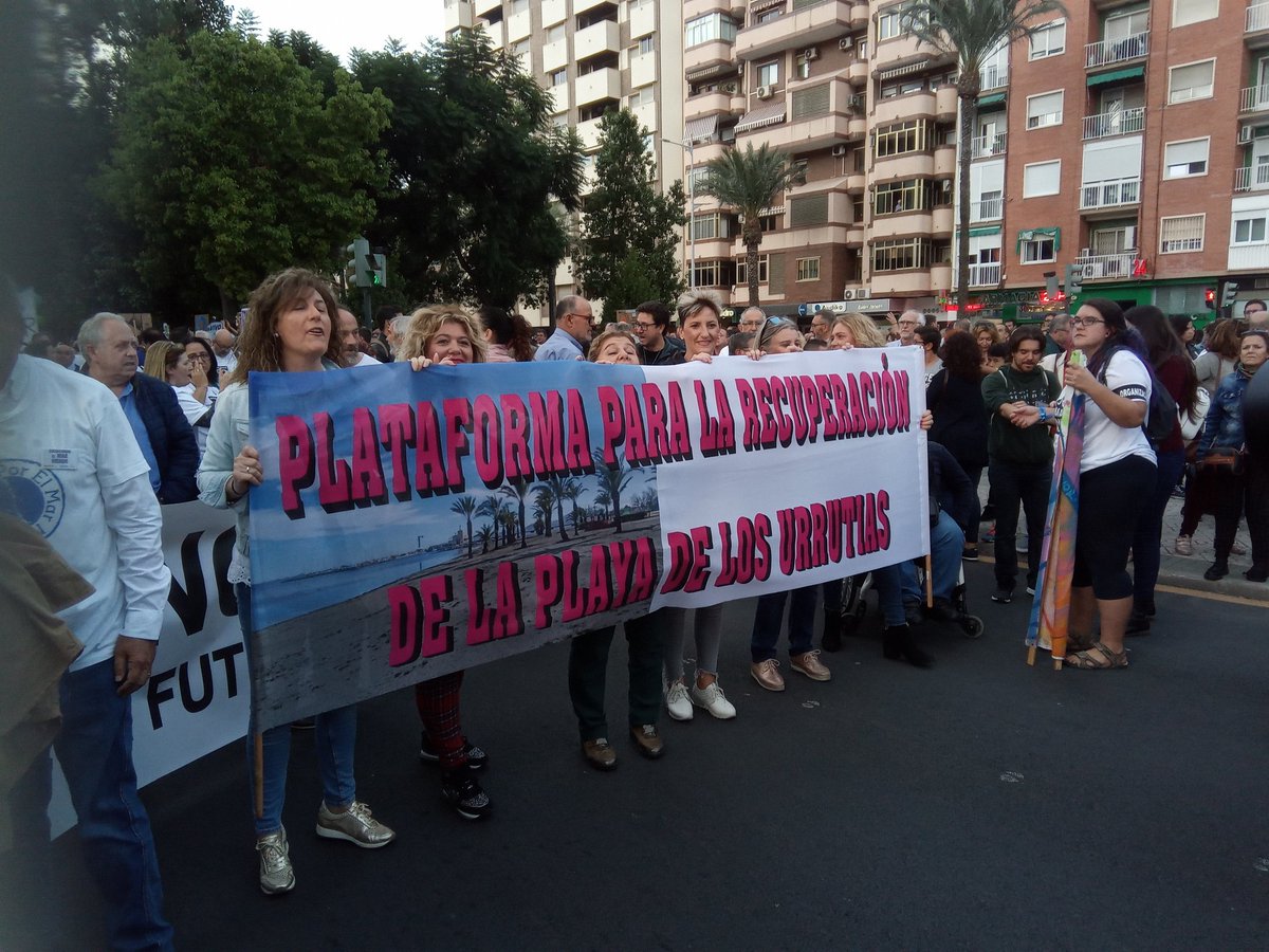 Hoy Cartagena y toda la región clama por un #MarMenorVivo. Miles de personas exigen el cese de los vertidos y acciones políticas, tras décadas de inacción y de políticos irresponsables.