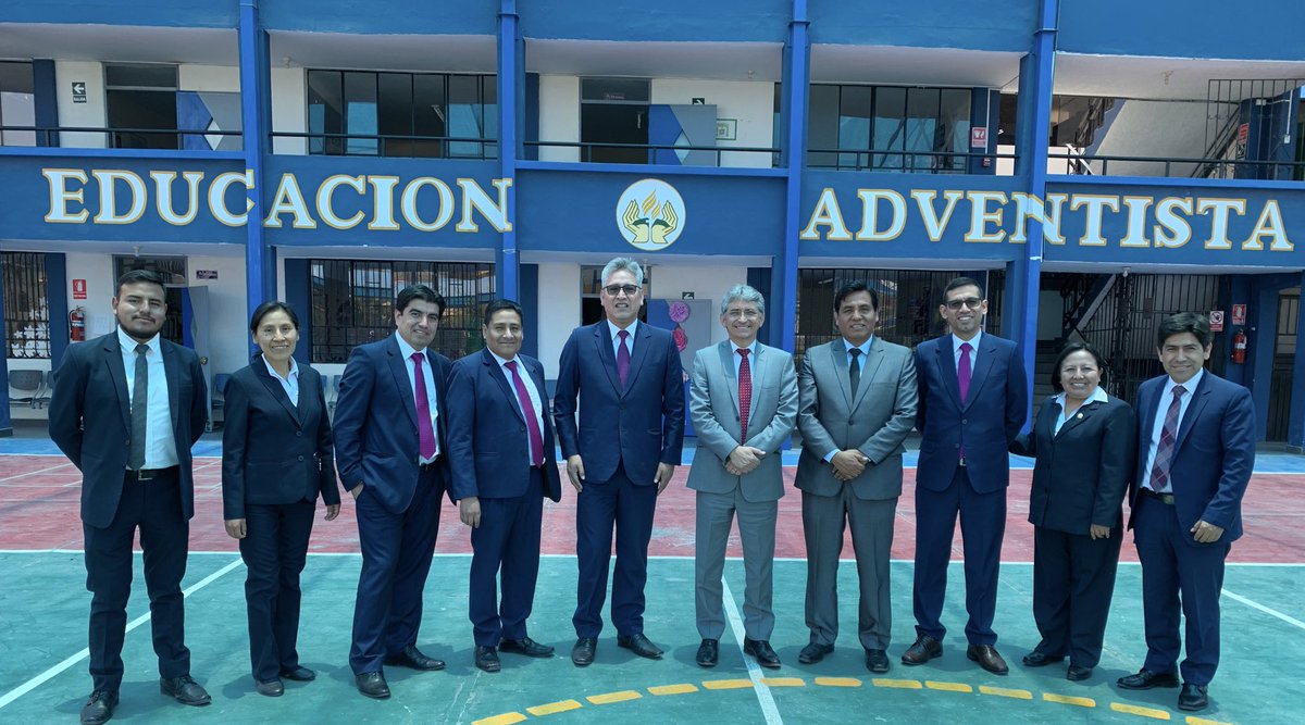 ASEAPSOFICIAL's tweet photo. Con mucha alegría los alumnos de la #IEA #Forga reciben la visita del Pr. Almir Oliveira y el Mg. Abel Apaza, líderes de la #EducaciónAdventista para la @iasdsudamerica y la #UPSur respectivamente. #ASEAPS https://t.co/32b6LV0Ujz