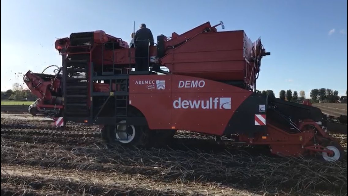 🥔piepers gezocht🥔 #DEMONSTREREN afgelopen week diverse adressen gehad. Maar we gaan door. Wie in de Flevopolder heeft interesse en nog 🥔🥔 in de grond? Bel ons en we komen u laten zien wat een Dewulf kan! #dewulf #aardappels #abemec RT mag..