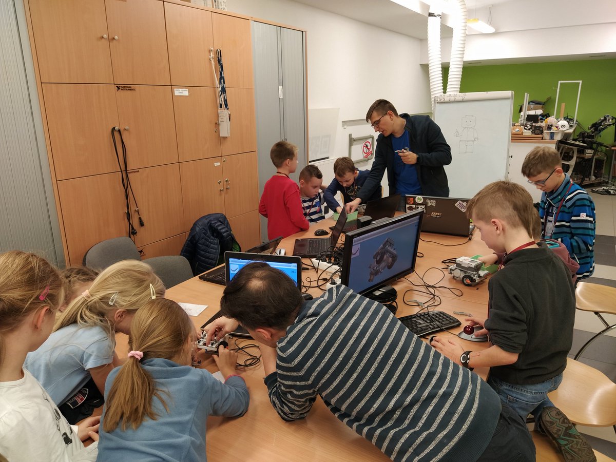 Zaczynamy nowy semestr #ŁUD czyli #ŁódzkiUniwersytetDzieciecy na @p_lodz_pl ! Prowadzimy zajęcia z #robotyka dla dzieci w siedzibie @SKaNeR_TUL z @DSzewczyk i R Dolny 😉