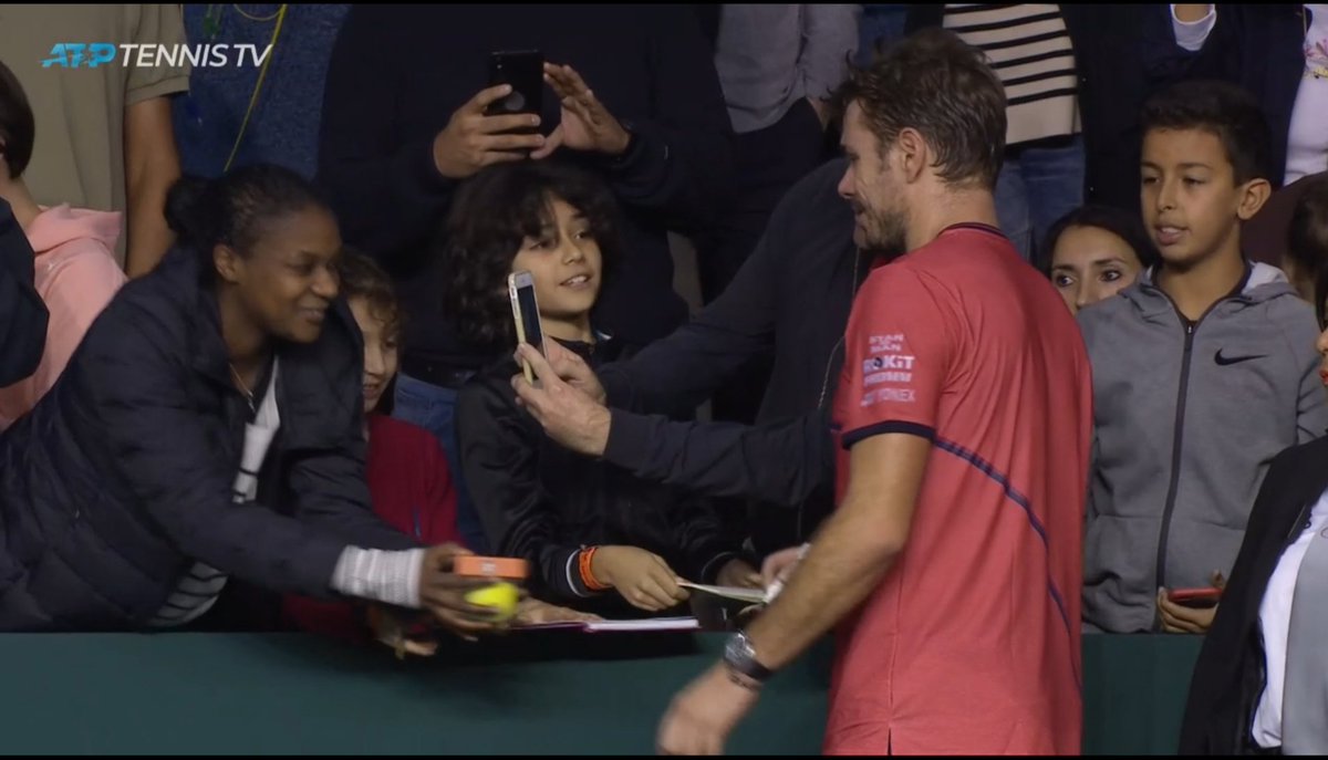 chda7777's tweet photo. Some very lucky fans got selfies and autographs from Stan after today's victory ๐โฅ๏ธ๐คณ๐ #RolexParisMasters #PopularMan #Wawrinka ๐ฅ https://t.co/qM9rQ2H7nk