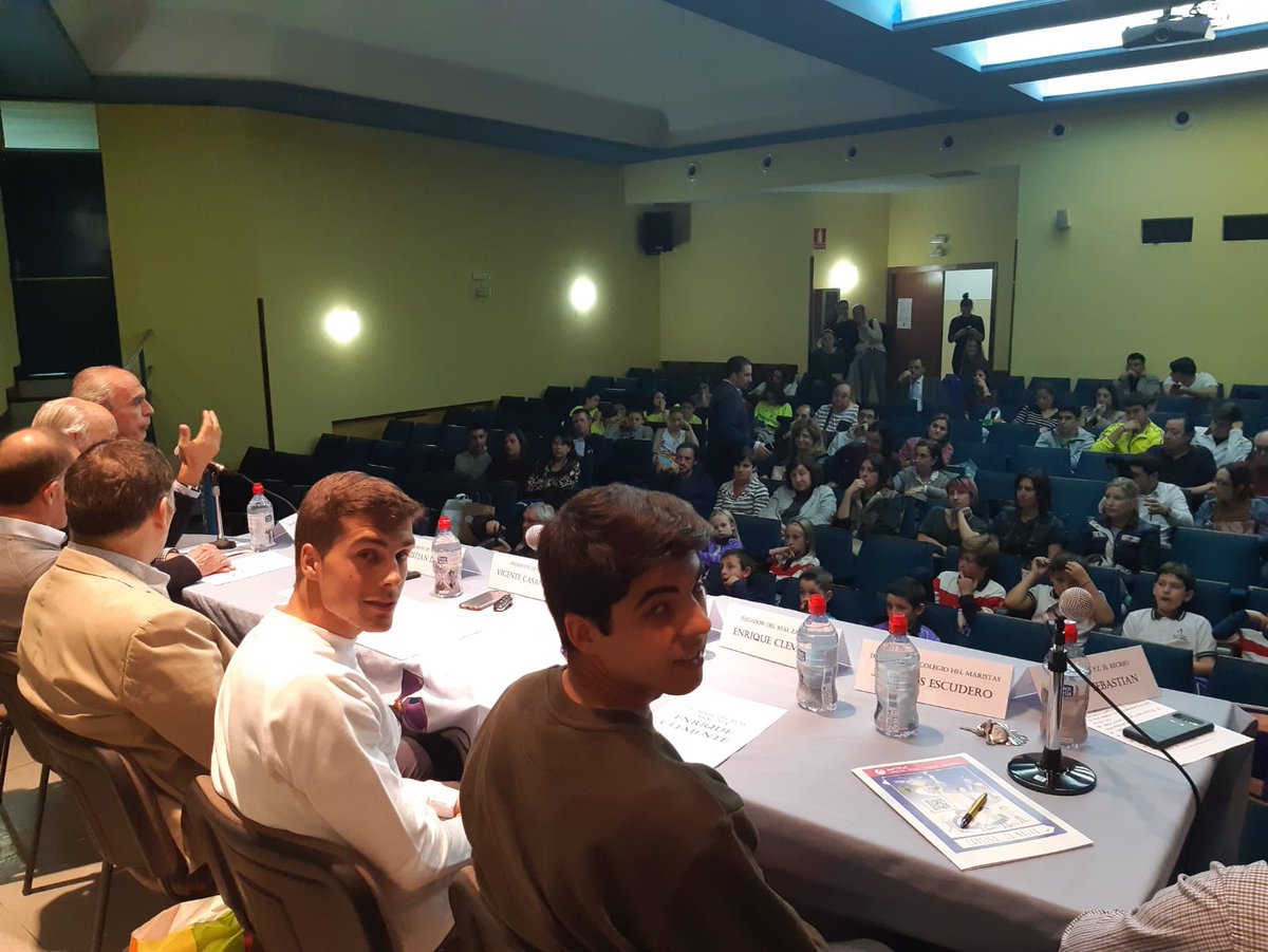 RealZaragoza's tweet photo. @maristaszgz @FPRealZaragoza 🤔⚽ Interesante charla sobre fútbol y cantera que escuchan con atención los jóvenes estudiantes de @maristaszgz tomando nota de todo lo que dicen sus ídolos https://t.co/UHBjUi8xrv