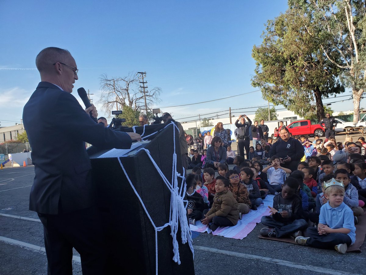 JenChengEdu's tweet image. Spent time this morning with Councilmember @MitchOFarrell @LAPDHollywood @LAPDChiefMoore learning about being safe on Halloween! Thank you #safemoves!