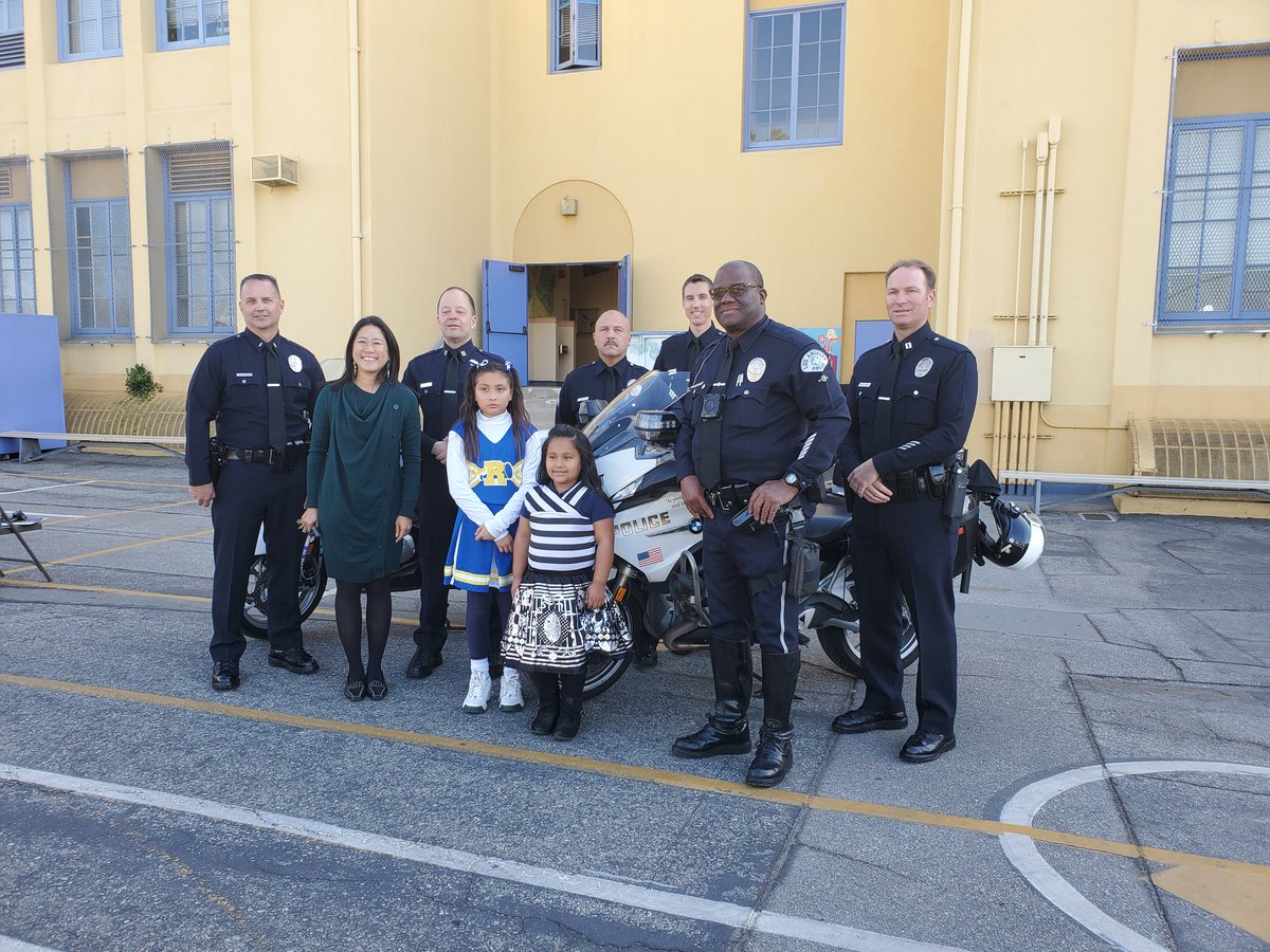 JenChengEdu's tweet image. Spent time this morning with Councilmember @MitchOFarrell @LAPDHollywood @LAPDChiefMoore learning about being safe on Halloween! Thank you #safemoves!