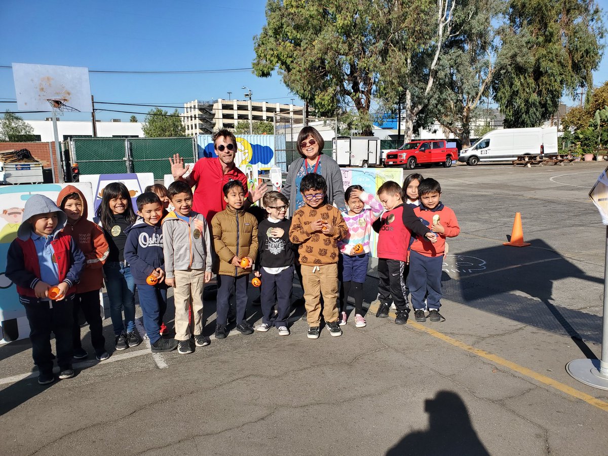 JenChengEdu's tweet image. Spent time this morning with Councilmember @MitchOFarrell @LAPDHollywood @LAPDChiefMoore learning about being safe on Halloween! Thank you #safemoves!