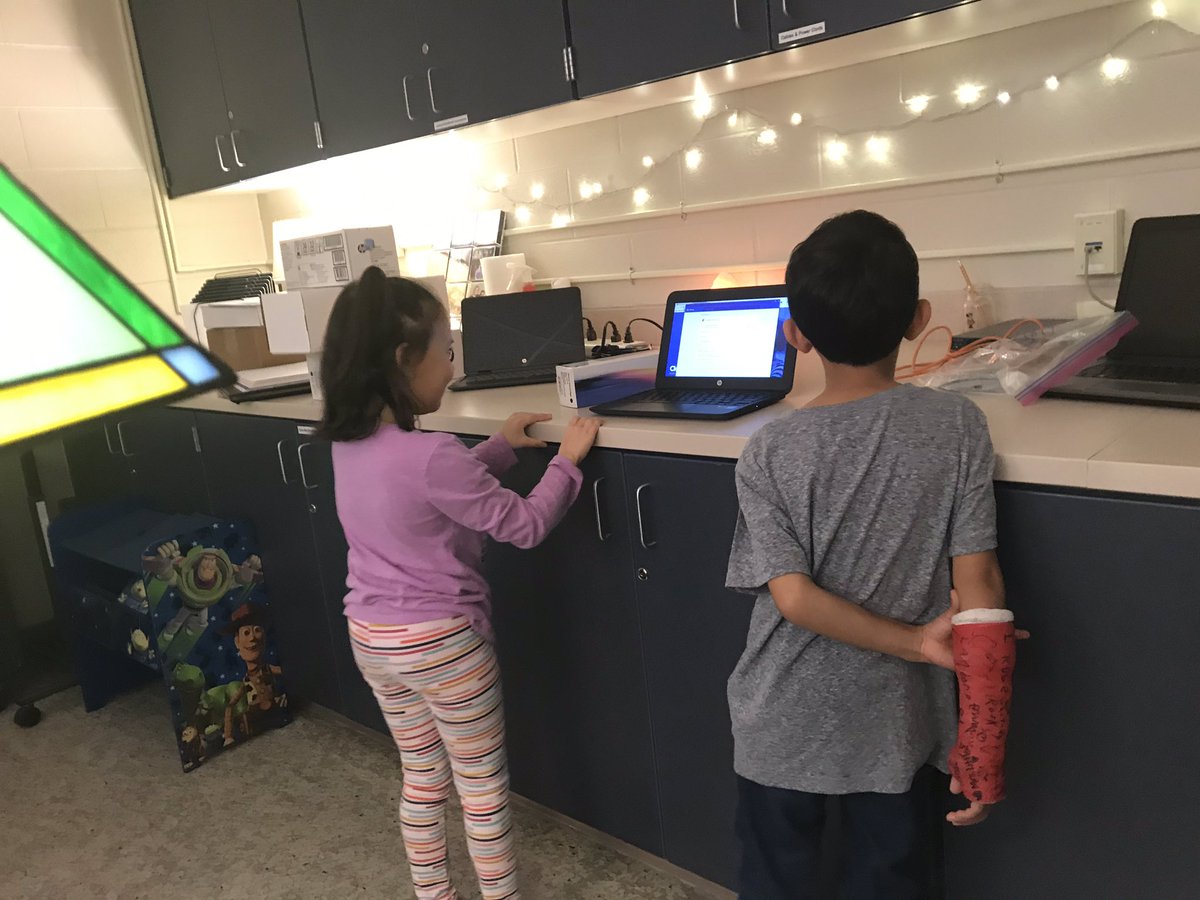 shindelar_arla's tweet photo. First graders checking to be sure they are in the correct Chrome OS! #besthelp @pmesvb @VBCPSDOT #futuretechs @SterlingWhite59 @cspivey1956 https://t.co/PWdZucIBqK
