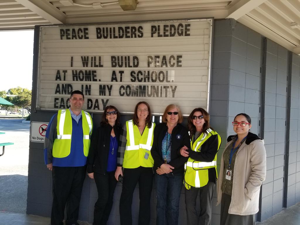 AnotherDenise's tweet photo. A beautiful day for a #recesstakeover @OsterElementary ! And, I got to wear my stylist vest!!
@anotherschwab @SJellin @istout001 @cthompson26_ 
#usdlearns https://t.co/SWkxWiunHT